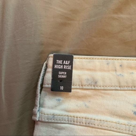 A&F Acid Washed High Rise Jeans - Picture 4 of 7